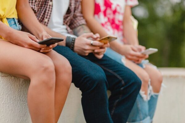 SPDIGI abre consulta sobre uso de telas por adolescentes