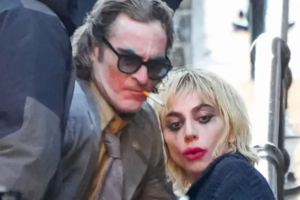 Lady Gaga e Joaquin Phoenix no set de Coringa: Folie à Deux - Imagem: Reprodução