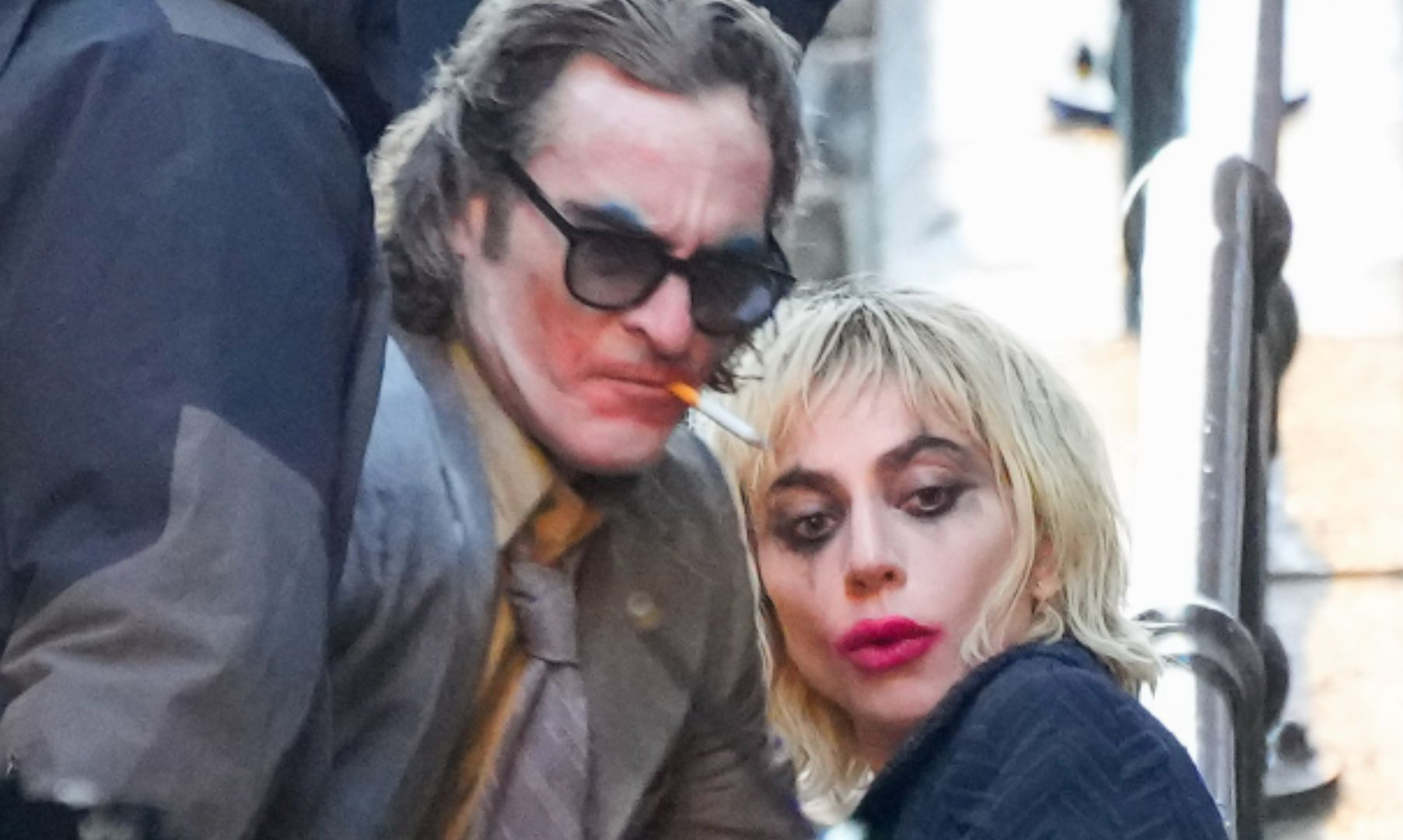 Lady Gaga e Joaquin Phoenix no set de Coringa: Folie à Deux - Imagem: Reprodução