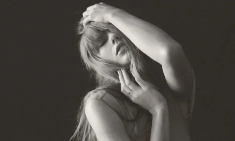 Taylor Swift - Imagem: Foto promocional para o "THE TORTURED POETS DEPARTMENT"