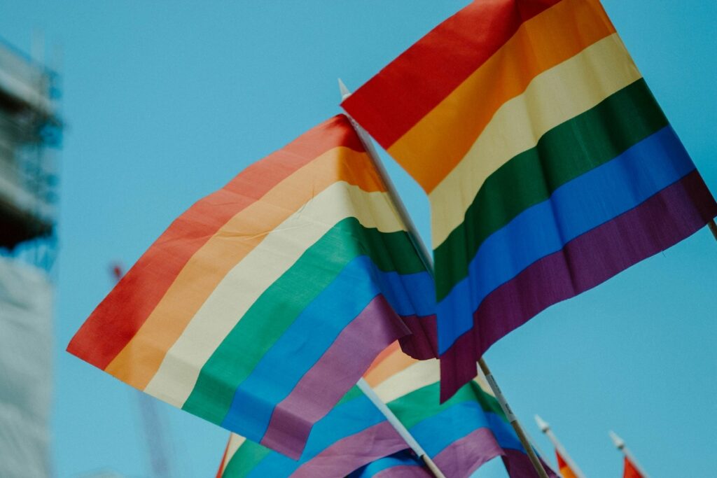 Orgulho LGBTQIA+ é importante para 70% no Brasil, diz estudo