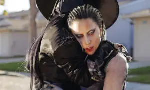 Lady Gaga no clipe de "Disease" - Imagem: Reprodução