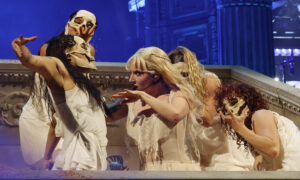 Lady Gaga performando"Disease" na Praia de Copacabana (03/05) - Imagem: Kevin Mazur/Getty Images for Live Nation