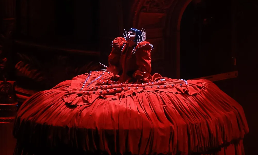 Lady Gaga performando na "The MAYHEM Ball" - Imagem: Reprodução