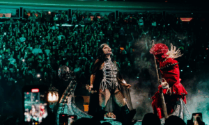 Lady Gaga se apresentando na "The MAYHEM Ball" no Madison Square Garden (22/08/2025) - Imagem: Reprodução