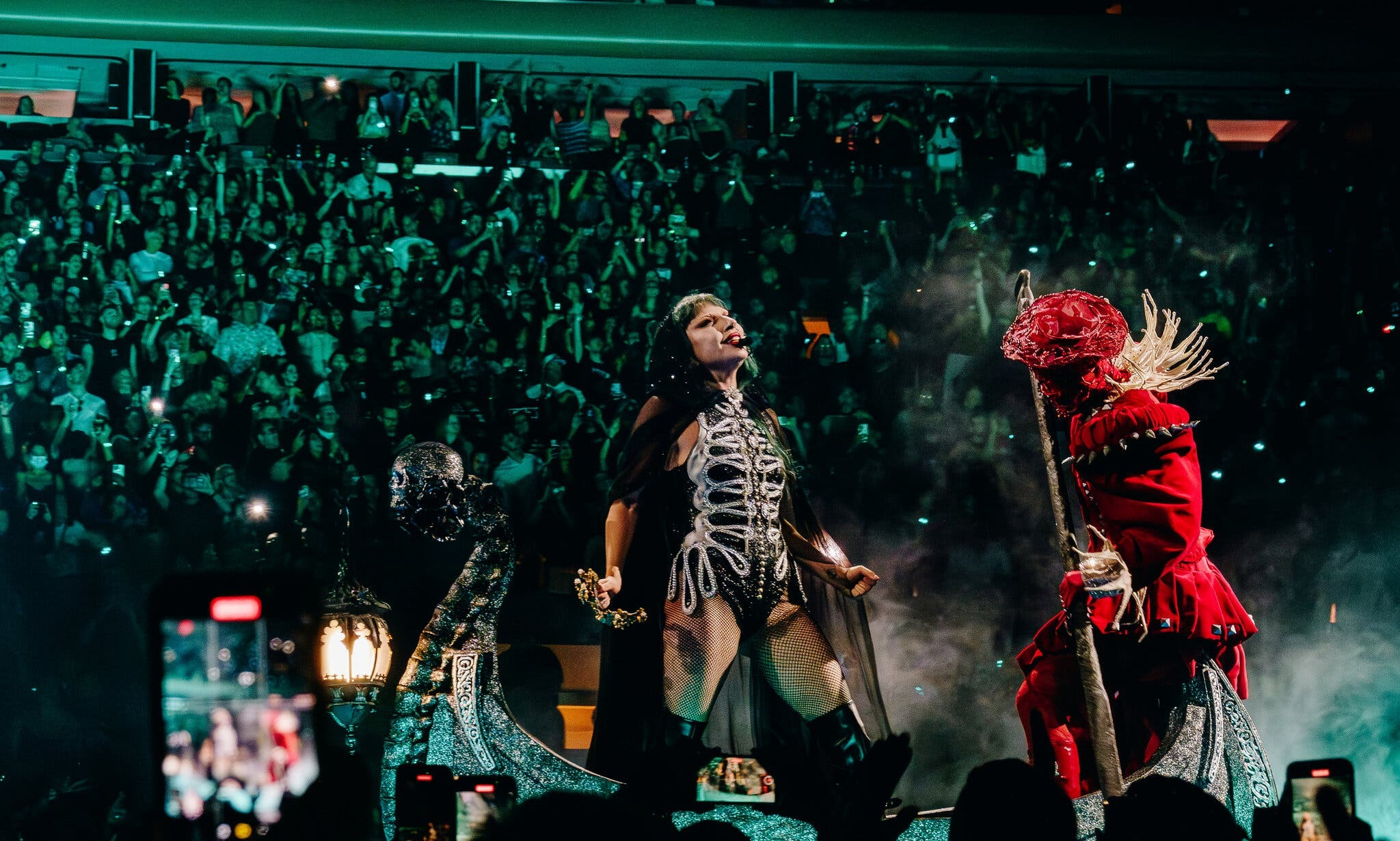Lady Gaga se apresentando na "The MAYHEM Ball" no Madison Square Garden (22/08/2025) - Imagem: Reprodução