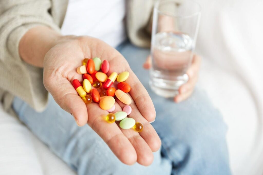 Médicos alertam: vitaminas em excesso causam riscos à saúde