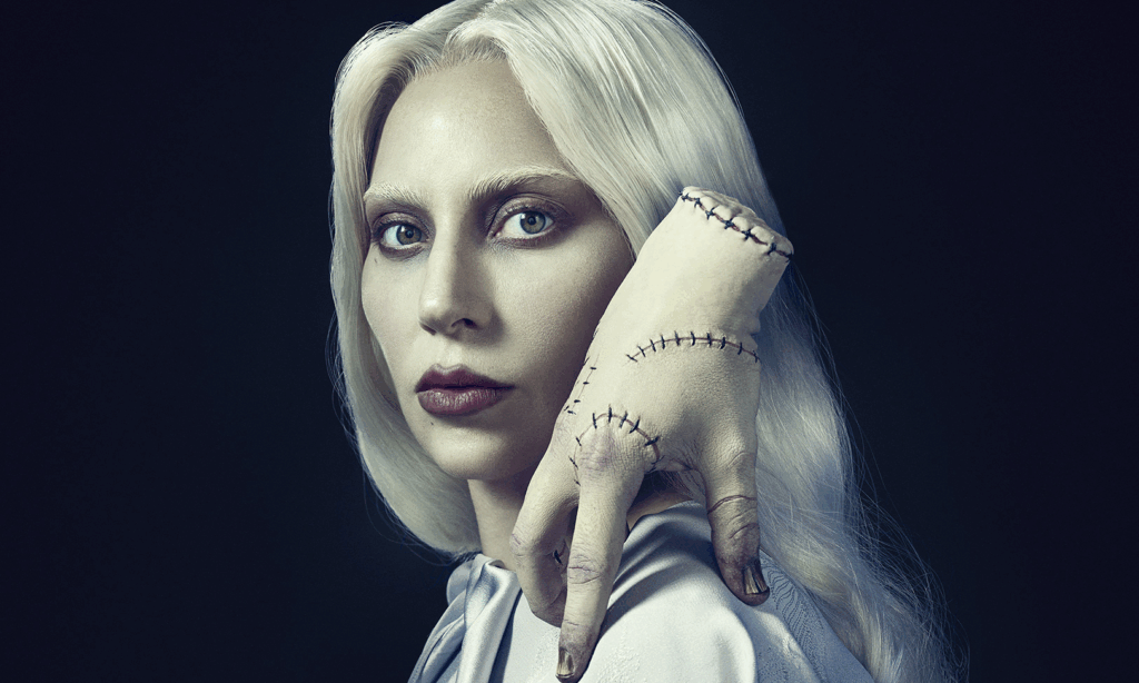 Lady Gaga como Rosaline Rotwood e Mãozinha para segunda temporada de "Wandinha" - Imagem: Divulgação