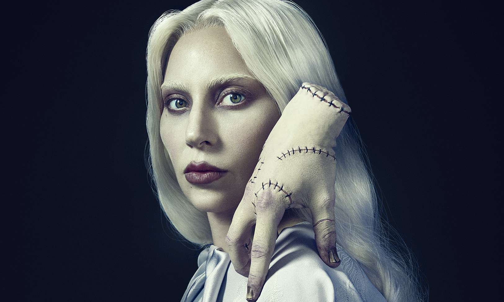 Lady Gaga como Rosaline Rotwood e Mãozinha para segunda temporada de "Wandinha" - Imagem: Divulgação