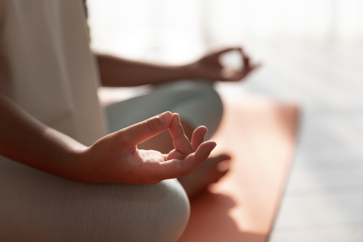 Prática da yoga beneficia corpo, mente e qualidade do sono