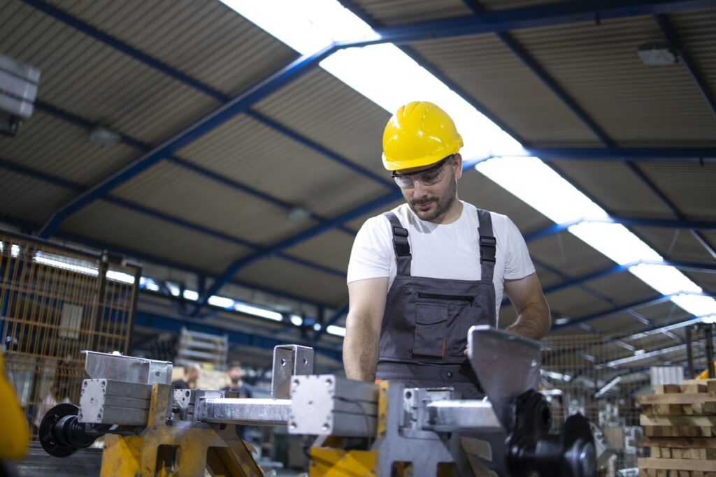 Manpower abre 42 vagas para operador(a) de produção em SP