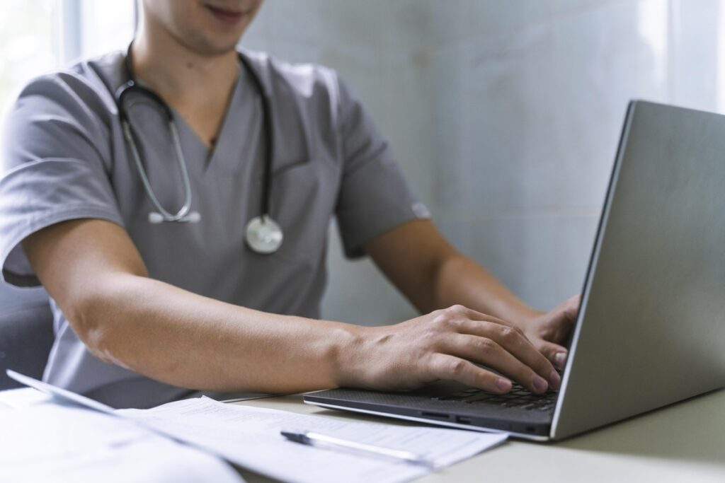 CFM define regras para IA e garante autonomia do médico