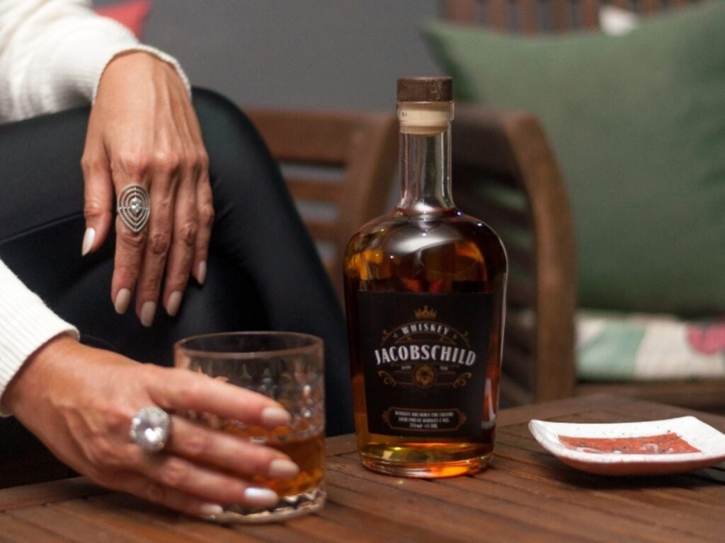 Licor de whiskey americano chega ao mercado brasileiro