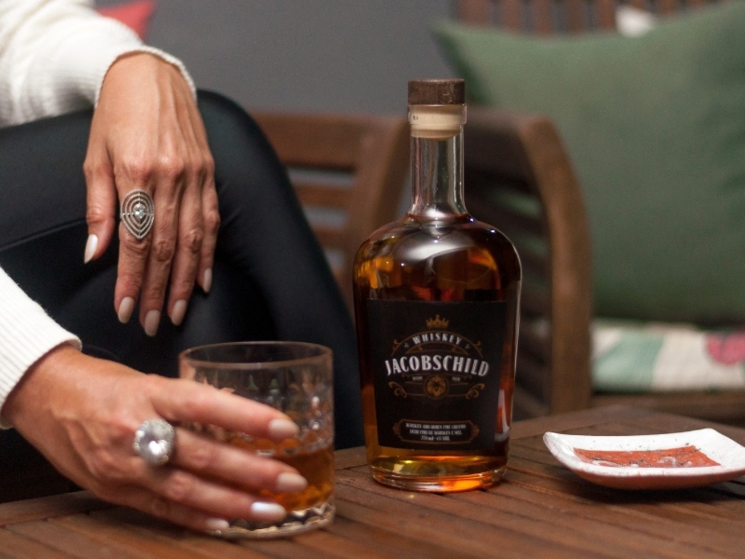 Licor de whiskey americano chega ao mercado brasileiro