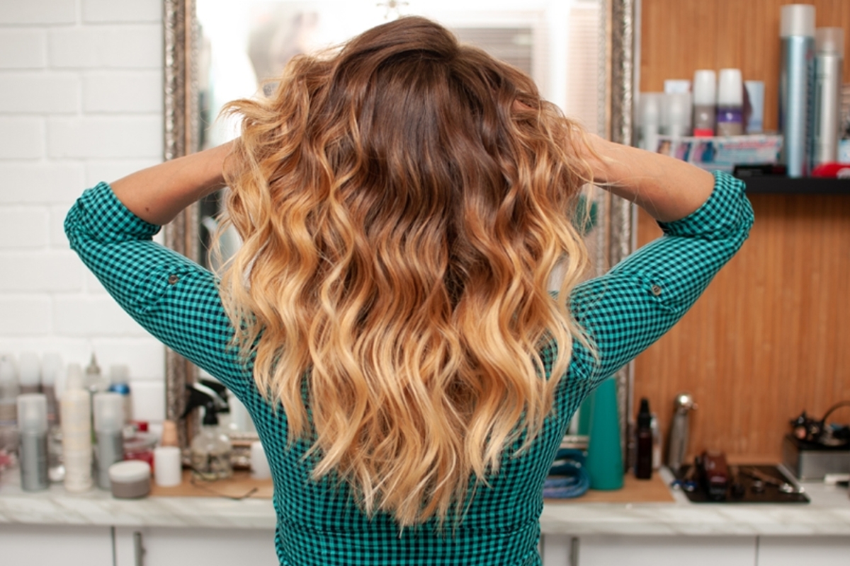 Mega hair com técnica adaptada devolve autoestima a mulheres