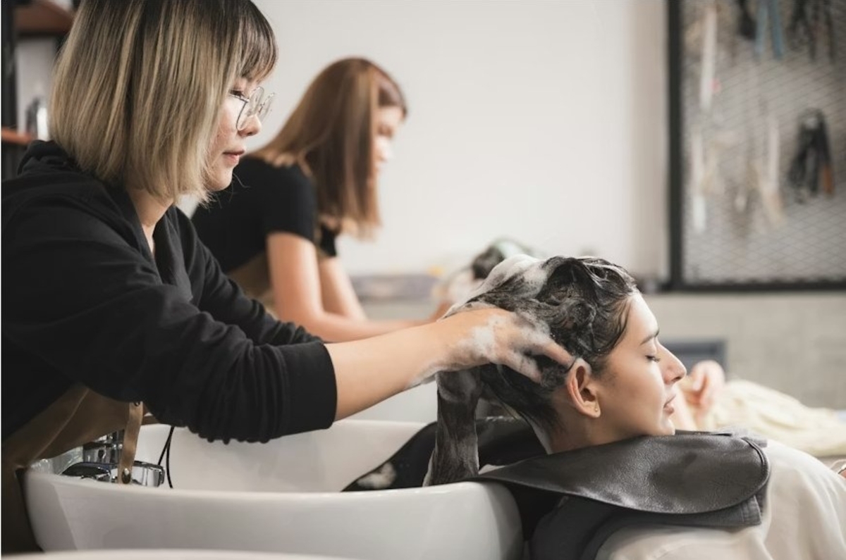 Salões brasileiros adotam ciência no cuidado capilar
