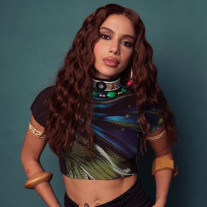 Imagem كبيرة com a artista Anitta apresentando várias indicações ao Grammy 2027, incluindo o álbum Equilibrivm (com várias categorias), a faixa Choka Choka com Shakira, a música Goals com Lisa, Rema e FIFA Sound, e a canção Pinterest em espanhol; há também indicações para performances ao vivo e para o filme musical.