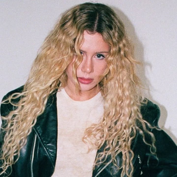 Imagem com uma montagem de capa de álbum e elementos de premiação, sugerindo anúncios ou indicações de indicações ao Grammy 2027 para Slayyyter, WOR$T GIRL IN AMERICA, Brand New Chanel$, e DANCE..., com menções a várias categorias de prêmios.