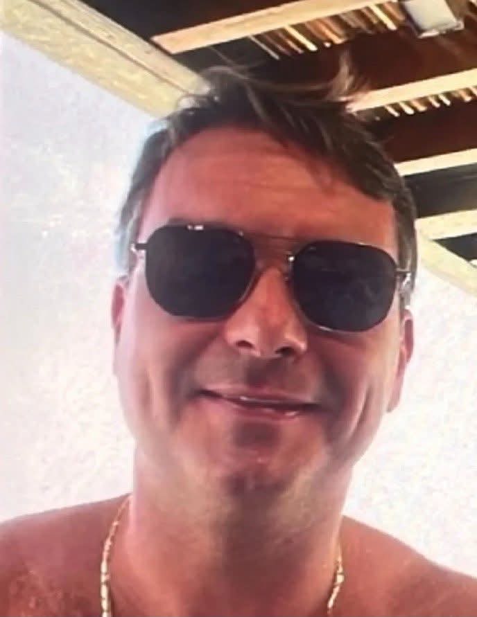 Imagem de uma notícia com o título citado, sem reproduzir o título: pessoa em destaque relacionada a Flávio Bolsonaro, indicando uma associação com viagem e pedido de dinheiro, contexto de relação com Daniel Vorcaro e suspeita de fraude no Banco Master.