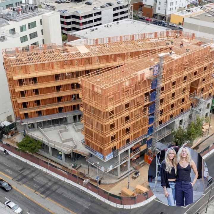 Miley Cyrus e sua mãe Tish Cyrus participando de uma construção para Rosa's Place, uma moradia permanente para mulheres sem-teto e sobreviventes de violência, em Los Angeles.