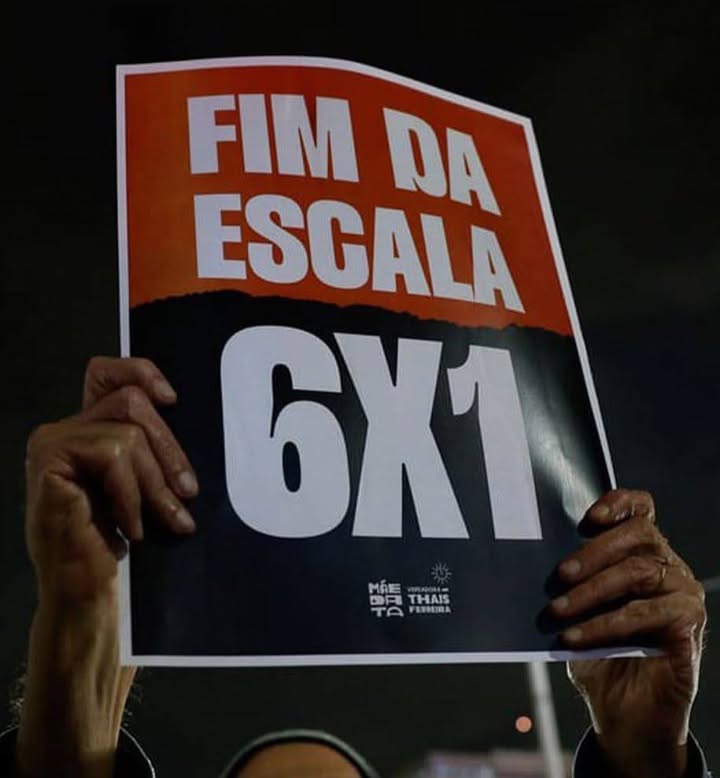 Senador em plenário, com microfone, próximo a cadeiras, durante abertura de sessão para votação.