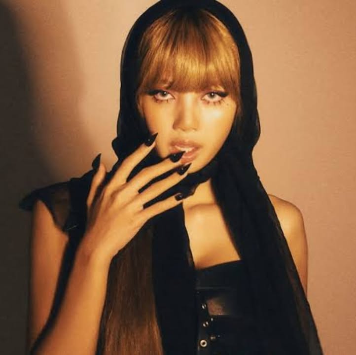 Imagem de um álbum de Lisa intitulado "ALTER EGO", com destaque para quatro faixas certificadas pela RIAA, sugerindo sucesso e reconhecimento no cenário musical.