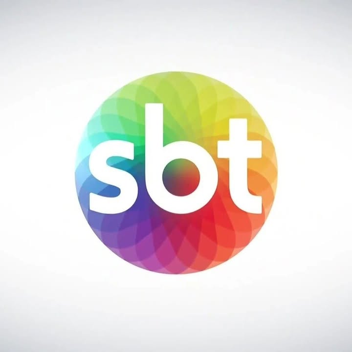 Pessoa lendo notícia sobre a dificuldade do SBT em produzir novela nacional em 2027, com foco em atração de anunciantes e rejeição de plataformas de streaming.