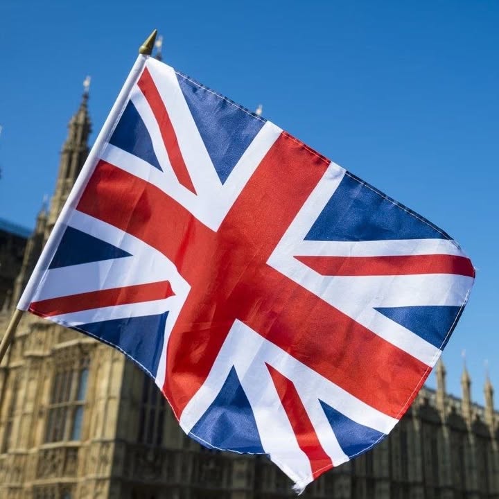 Imagem de alerta institucional com texto informando que o governo britânico proibirá vídeos de amor intenso com asfixia e conteúdos envolvendo adultos interpretando papéis de crianças, com validade a partir de 6 de novembro.