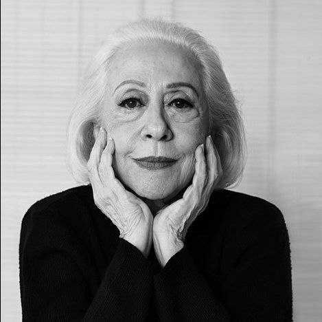 Retrato de uma mulher idosa sorrindo levemente, com expressão serena, celebrando aniversário aos 97 anos.