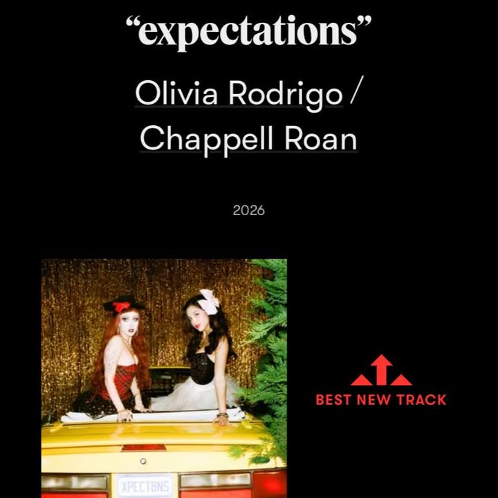 Imagem promocional da publicação: destaque para o título "Pitchfork elege ‘expectations (remix)’" com nomes de Olivia Rodrigo e Chappell Roan, sugerindo um anúncio editorial de crítica musical premiando a faixa como Best New Track.
