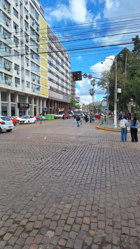 Imagem de multidão vazia ou com poucos participantes em manifestação, transmitindo decepção ou baixo comparecimento.