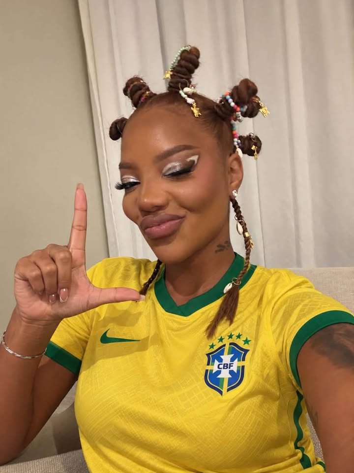 Imagem com o texto "O mundo segue fazendo o L" e o símbolo de destaque, acompanhado pela frase "O BRASIL É DOS BRASILEIROS" e a bandeira do Brasil, sugerindo celebração patriótica.