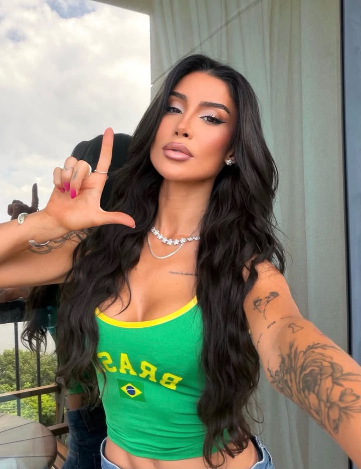 Imagem de Bianca Andrade sorrindo, com expressão confiante, segurando ou próximo a sinalização de apoio ao candidato Lula; o texto da legenda sugere apoio ao voto 13 no dia 25.