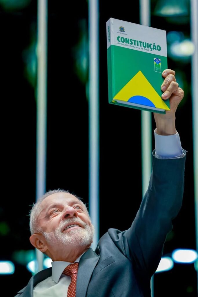 Gráfico de resultados de pesquisa eleitoral indicando vantagem de Lula sobre Flávio Bolsonaro no segundo turno, com Lula em 51,0% e Flávio Bolsonaro em 49,0%.