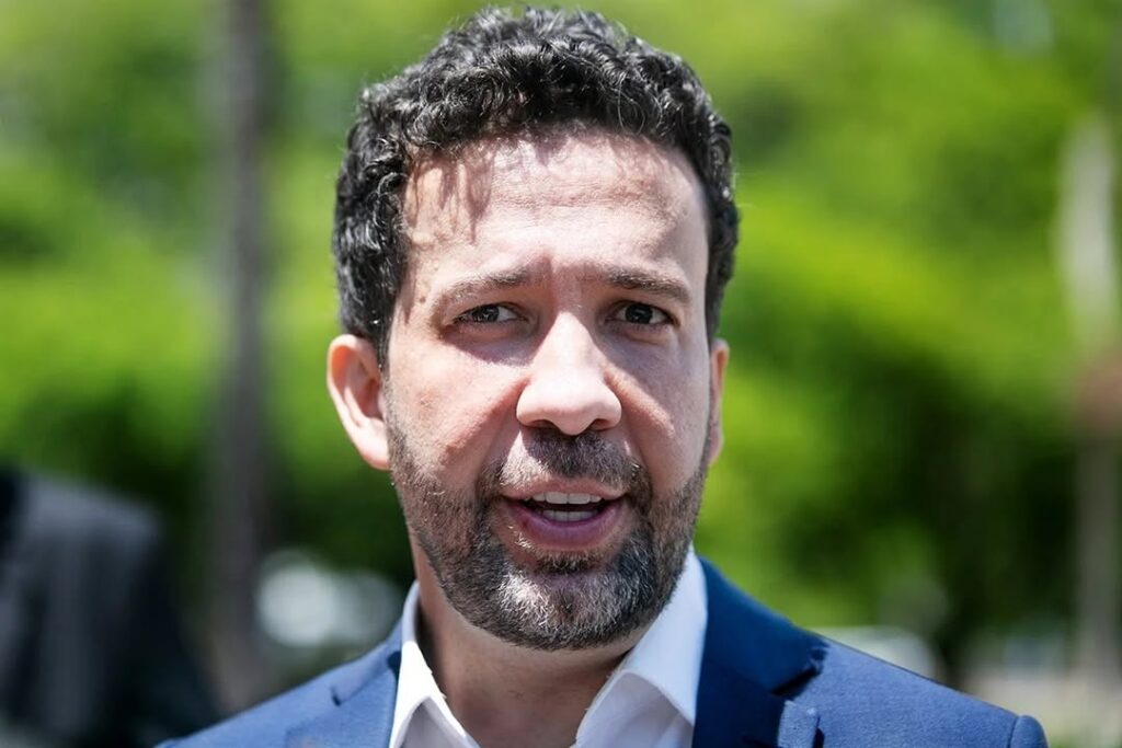 Deputado André Janones internado na UTI em hospital de São Paulo após episódio de arritmia cardíaca; está estável e sob monitorização médica.