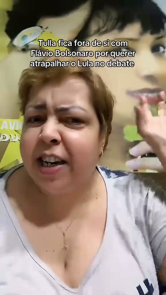 Figura de uma pessoa falando com expressão de indignação, cercada por dois travessões de fala.