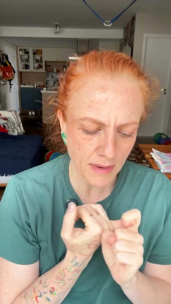 Imagem com itens de um kit, exibidos sobre uma superfície, sugerindo uso para tratar doenças comuns em garimpos ilegais.