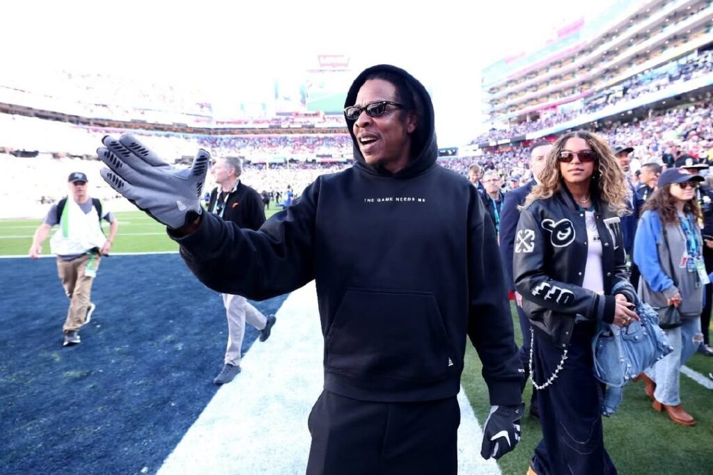 Imagem com Jay-Z anunciando que será a atração principal do show do intervalo do Super Bowl LXI em 2027, com a confirmação ainda pendente.