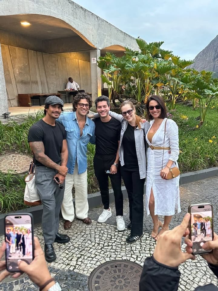 Grupo de atrizes e atores juntos durante o velório de Lua Blanco, em tom de reunião entre colegas de profissão.