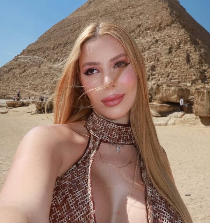 Imagem de uma mulher não identificável em ambiente externo, com expressão séria, sugerindo uma situação de emergência ou notícia policial; tons de alerta e comunicação de imprensa.